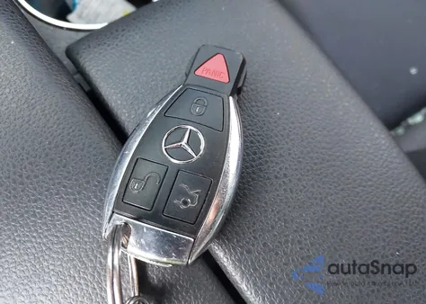 2010 Mercedes-Benz C 300 Luxury/Sport z USA, uszkodzony, nr VIN WDDGF5EBXAR120718